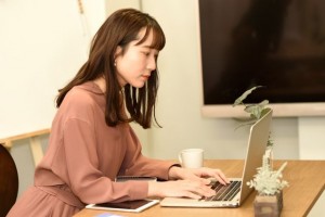 woman-desk-work